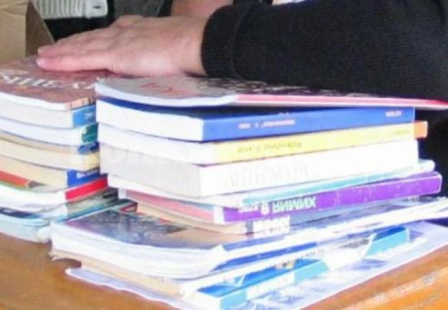 Учебниците за първи и пети клас буксуват