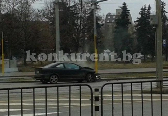 Кола се заби челно в светофар