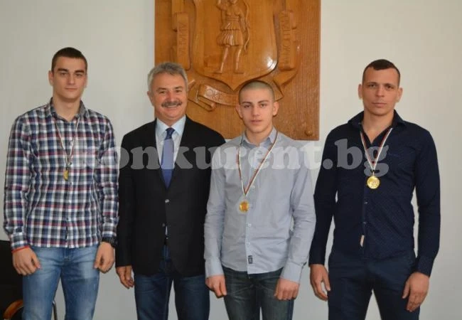 Златко Живков поздрави шампиони по муай-тай