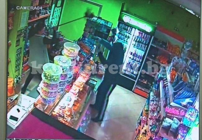 Смела магазинерка прогони въоръжен обирджия