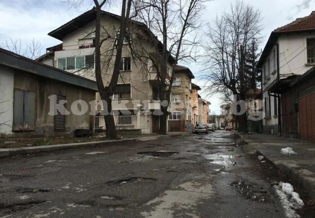 Режат разходите на общинари, за да кърпят дупки