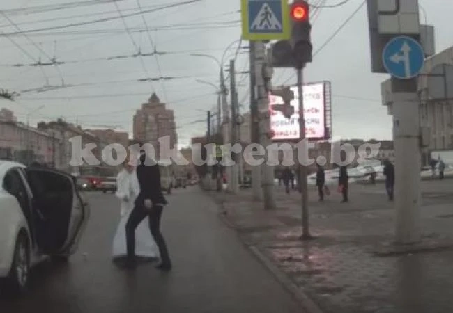 Булка наби годеника си с букет рози и се омете от сватбата (ВИДЕО)