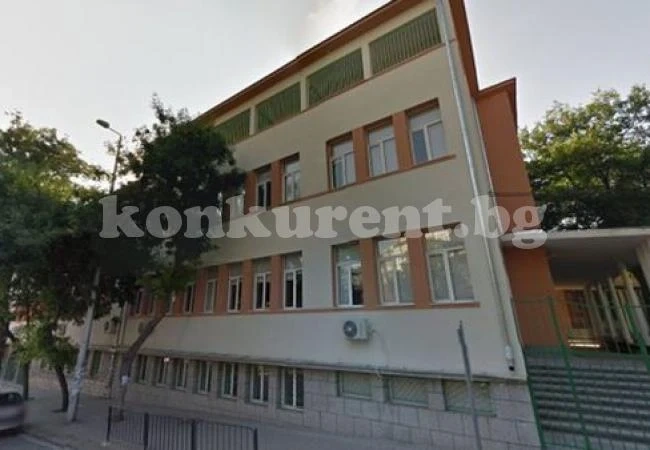 Баща влетя с юмруци в гимназия, счупи стол в главата на ученик!