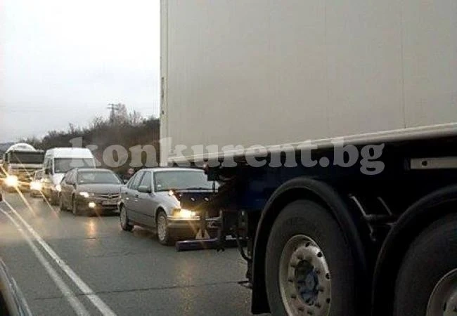 БМВ катастрофира край Мездра, има задръстване