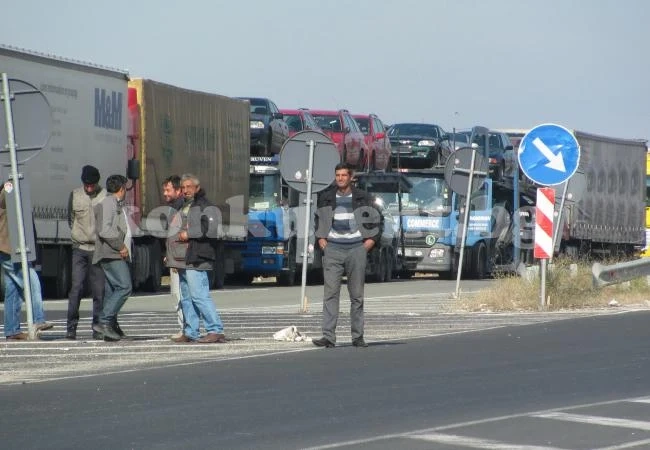 Тираджии зарязват камиони в блокадата, прибират се вкъщи