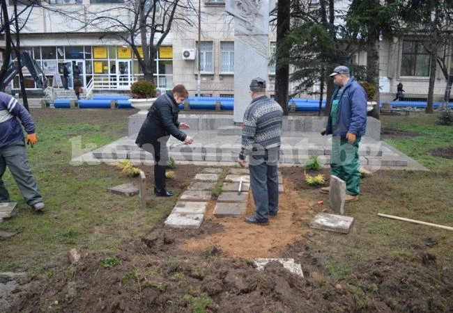 Община Враца почисти двата паметника на Апостола в града
