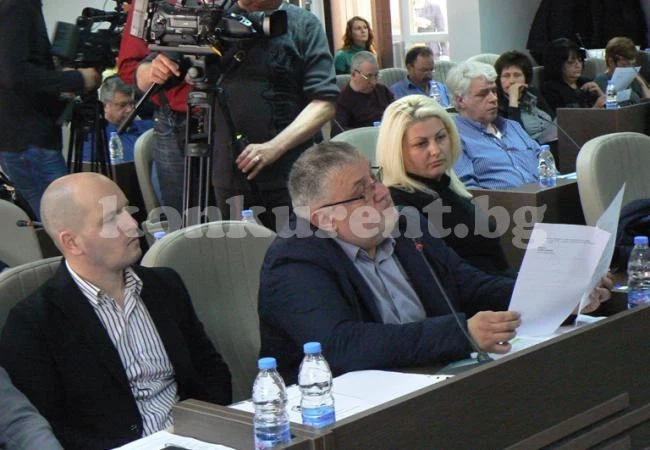 Съветник се появи на сесия с личен технически сътрудник