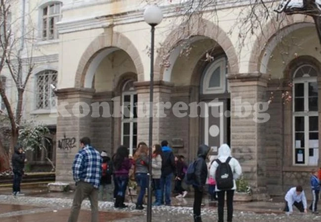 Чистачка преджобва деца в училище
