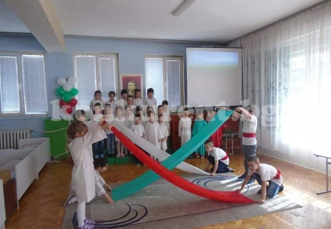 Малчугани от ЦДГ „Слънце“- Враца почетоха паметта на Апостола