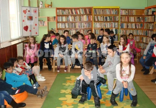 Ученици четоха приказки в библиотеката във Враца