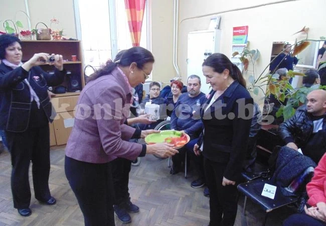 Петя Долапчиева се включи във флашмоб за Деня на розовата фланелка
