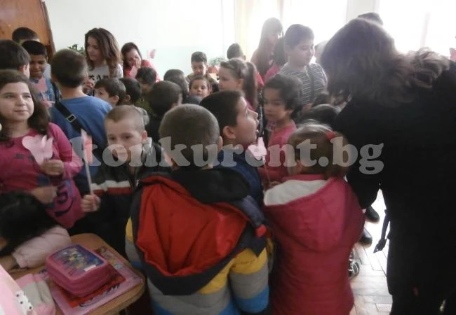 С двудневни прояви отбелязаха Деня на розовата фланелка във врачанско школо
