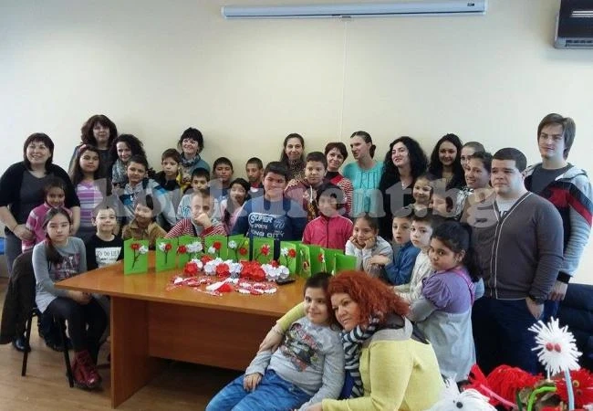 Деца и трудотерапевти правиха мартенички в Ресурсен център- Враца