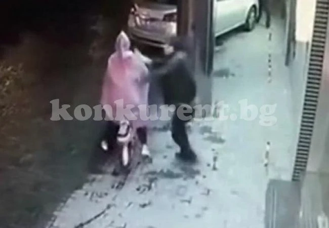 Насилиха жена насред пътя и никой не й помогна (ВИДЕО)