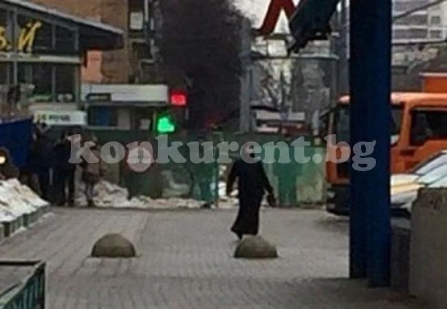 Жена в черно с отрязана детска глава в ръцете крещи „Аллах акбар”! (ВИДЕО)
