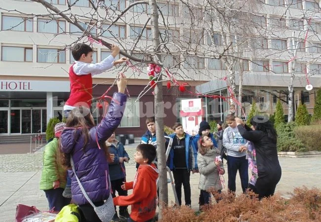 Ученици закичиха дръвче с мартенички