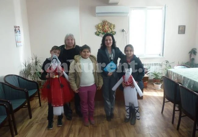 Ученици от Малорад закичиха кметица