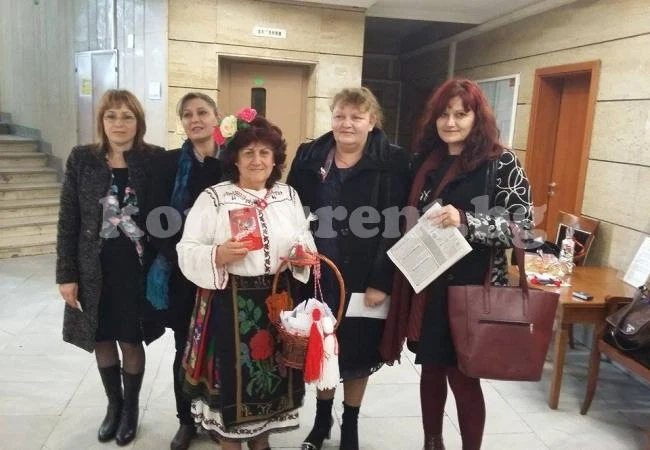 Баба Любка закичи с мартеници служителите от областна управа във Враца