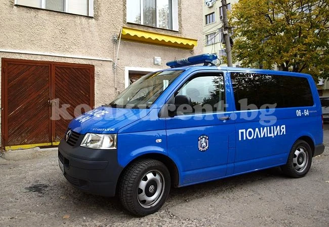 Младежи катастрофираха с крадена кола, после си я върнаха на собственика