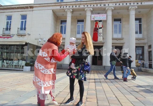 Баба Марта раздаде 300 мартеници на врачани