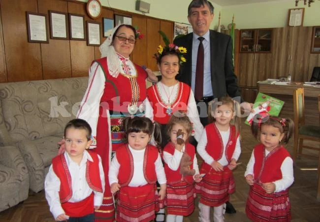 Малчугани закичиха с мартенички кмета на Берковица