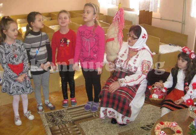 Баба Марта върза много мартеници на малки и големи в Белоградчик