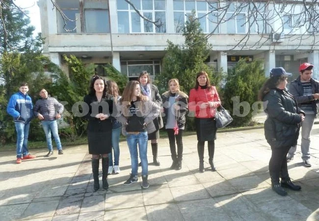 Деца и общинари закичиха дърво с мартеници 