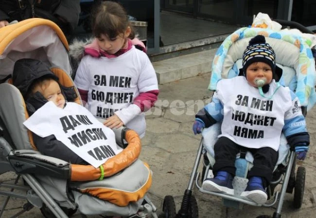 Депутатите отказаха да вдигнат майчинските