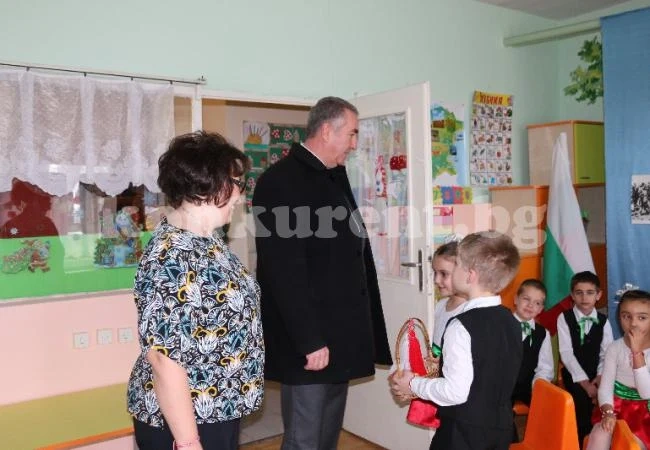 Кмет празнува 3 март с хлапета в детска ясла