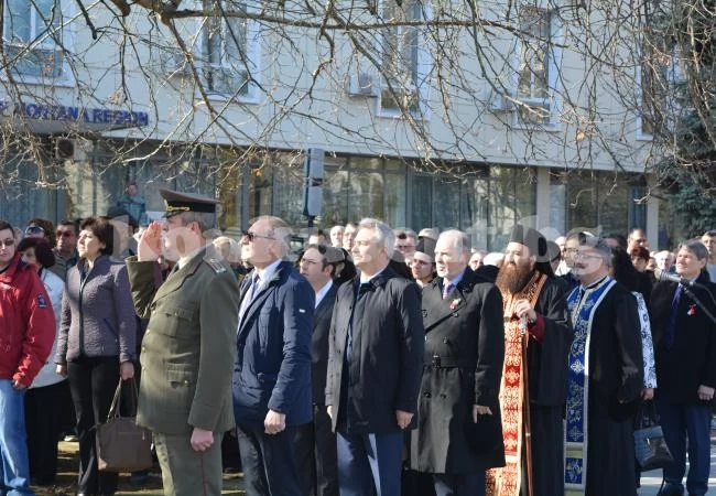Войници вдигнаха трибагреника в Монтана