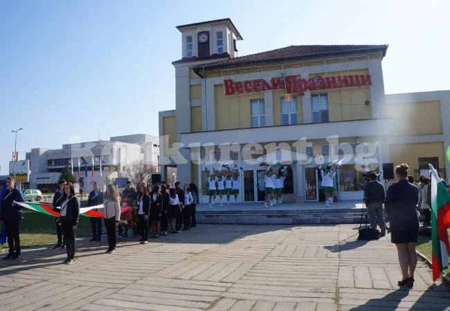 Бели, зелени и червени балони полетяха в небето над Козлодуй