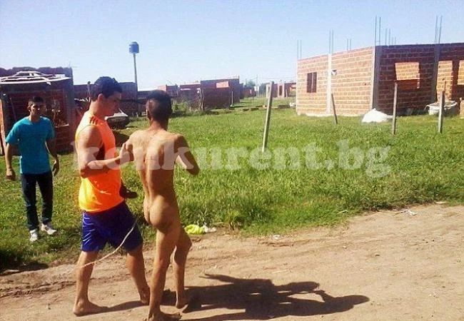 Хванаха изнасилвач на 8-годишна и го разходиха гол по улиците (ВИДЕО)