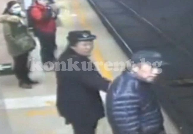 Мъж се хвърли пред мотриса в метрото (ВИДЕО 18+)