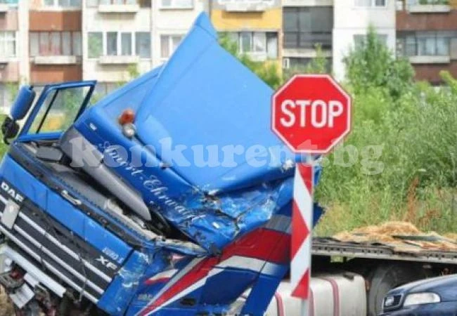 ТИР отсече два стълба и остави половин село без ток