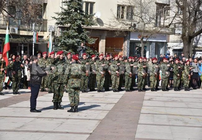 С военен парад посрещнаха 3 март в Бяла Слатина