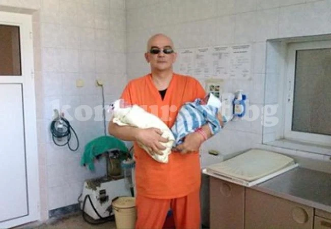 20-годишна роди близначки и ги кръсти на принцеси