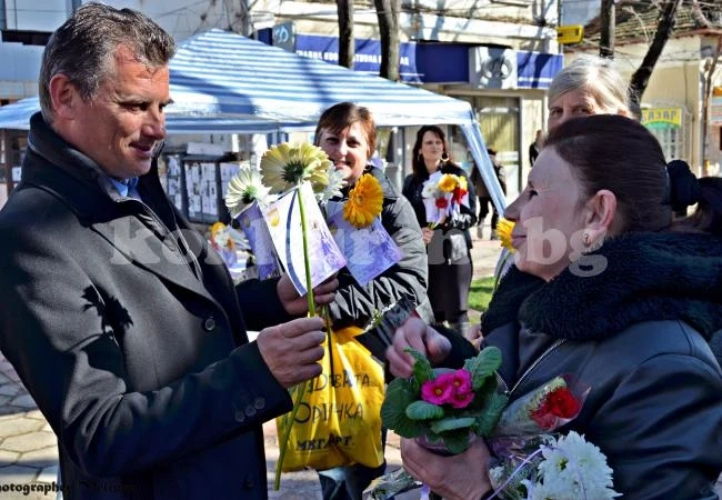 Гербери с послание получиха жените в Бяла Слатина