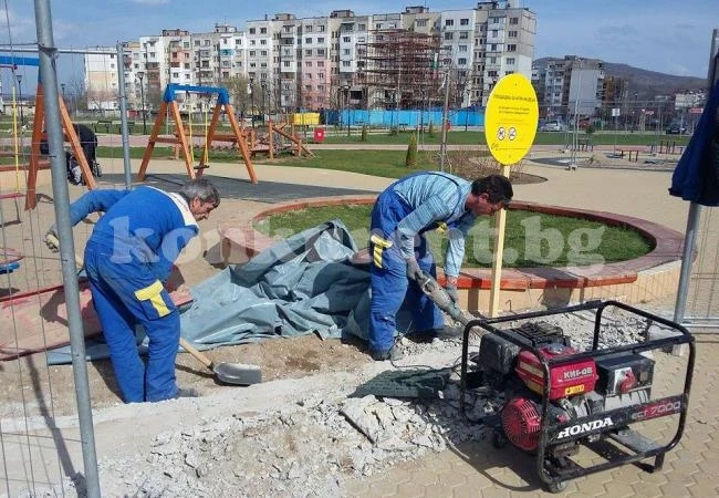Смениха настилката на площадка в ж.к „Дъбника”