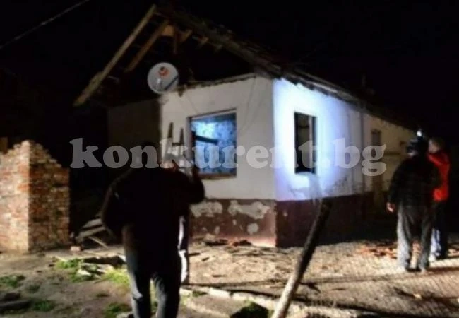 Ураганен вятър остави къщи без покриви