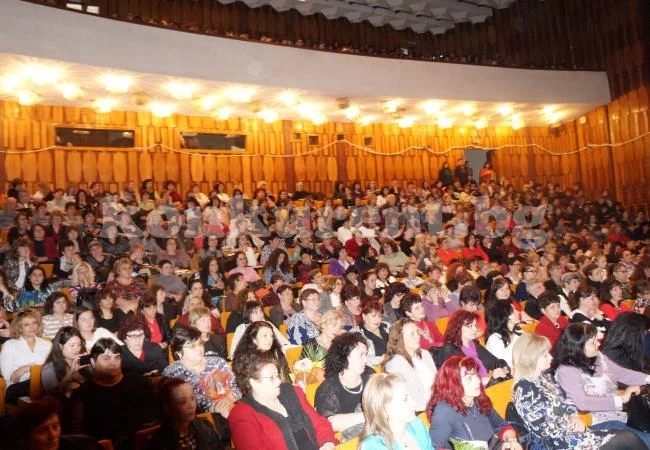 Нешка Робева и Влади Въргала зарадваха дамите от Козлодуй