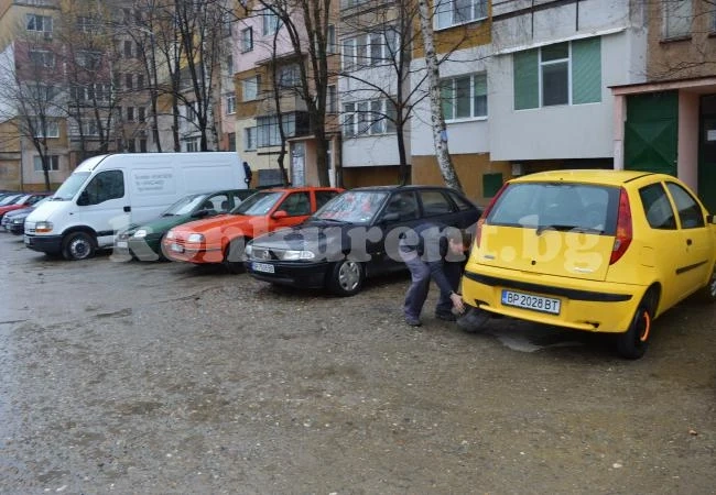 Видео: Нарязаха гумите на над 40 коли във Враца