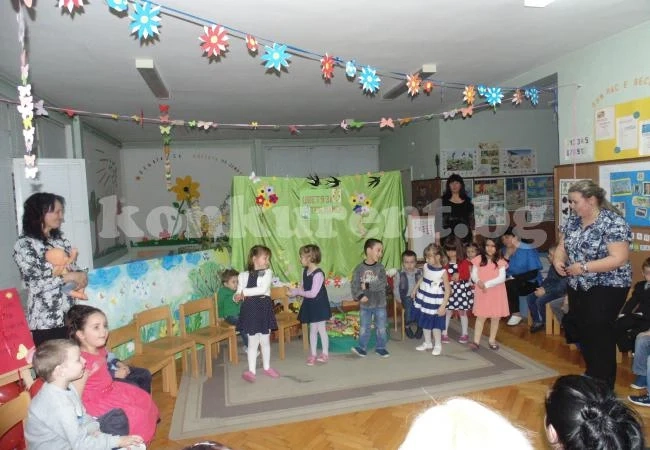 Деца и родители танцуваха за празника на мама