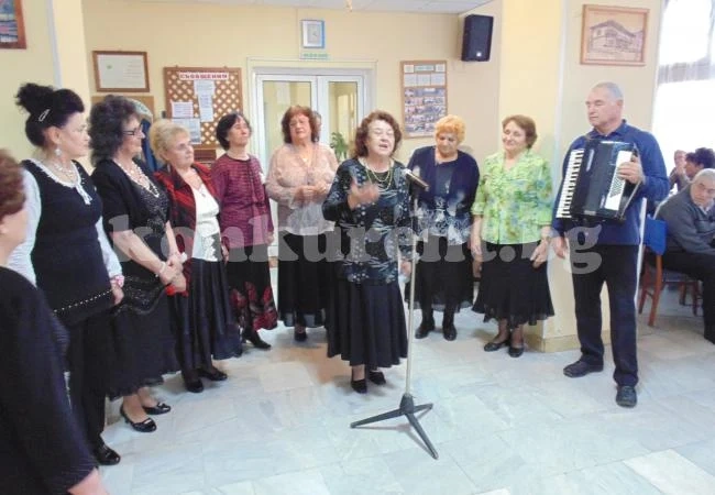 Перлени гердани подариха пенсионери за женския празник