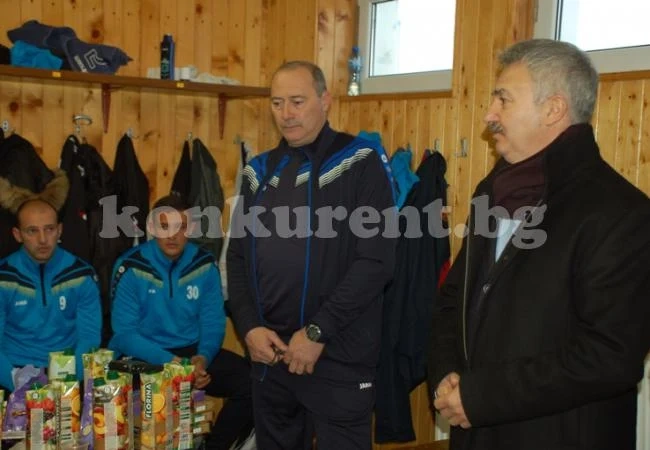 Златко Живков мотивира футболисти за победа