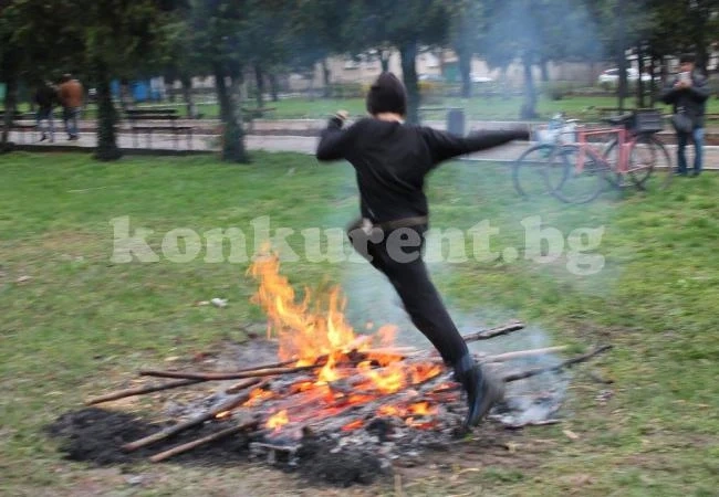 С огньове и кукери в Селановци си поискаха прошка