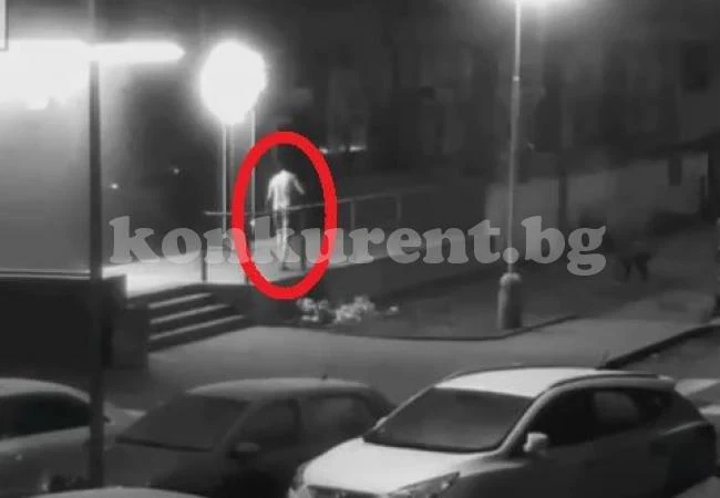 Гол върколак нападна невинни минувачи на улицата