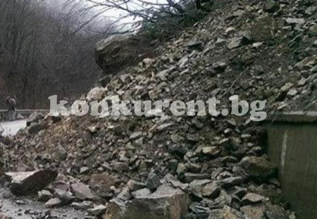 Ограничават движението заради свлачища