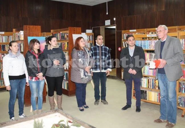 Младежи от ГЕРБ с дарение за библиотеката във Видин