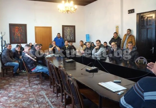 Младежи скочиха срещу дупките в Козлодуй