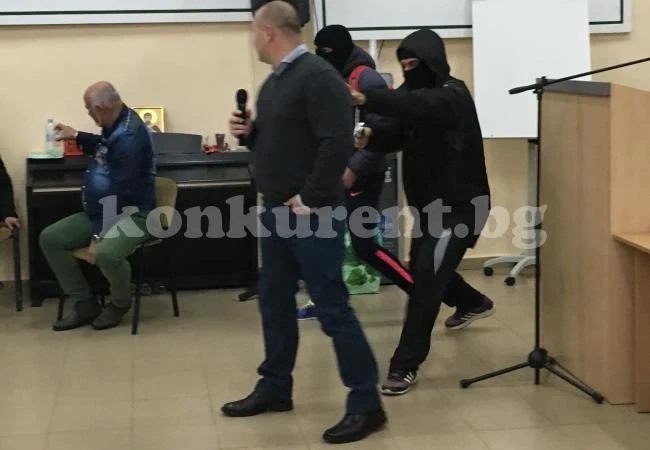„Терористи” взеха заложници във врачанско училище